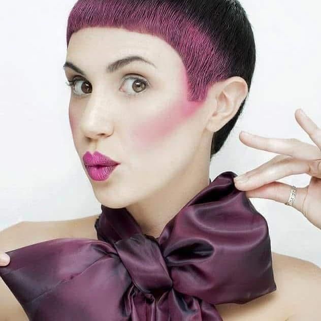 Corte pixie en color violeta